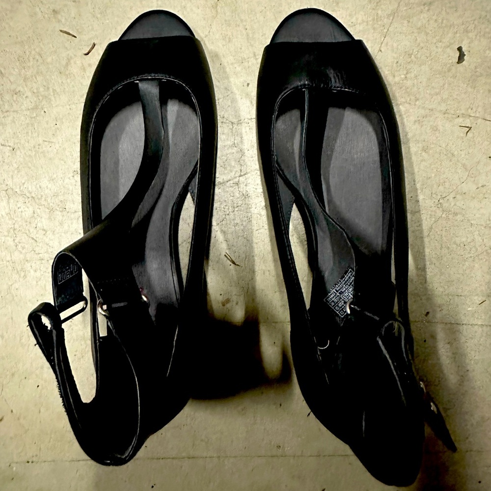 Tsubo Black Women's Sandals